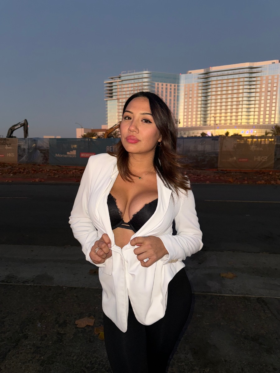 Take a pause and enjoy Ali Cruz — streaming from Virginia Beach