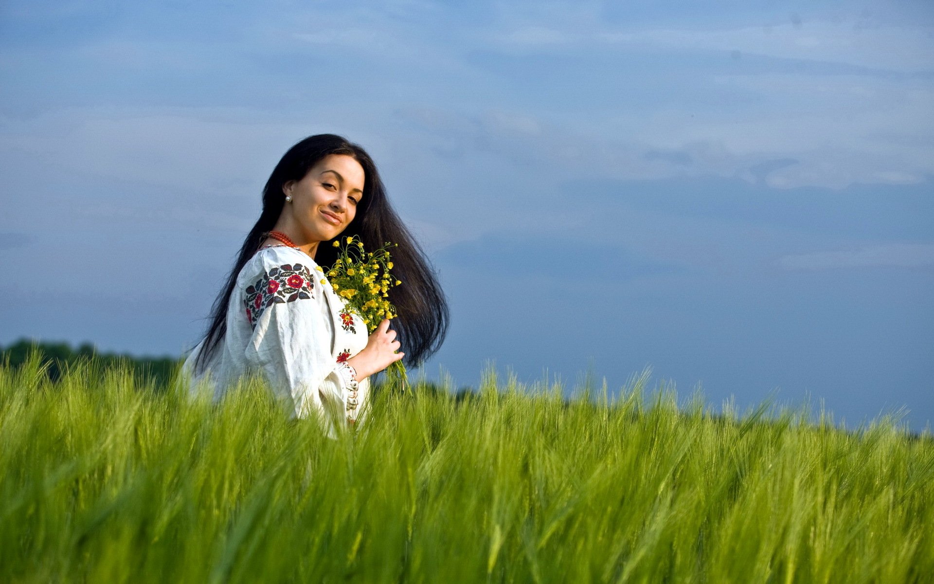 Girls in Slavic costumes in Virginia Beach
